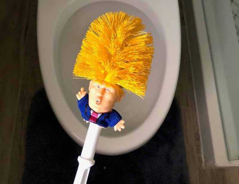 Donald Trump ins Klo!